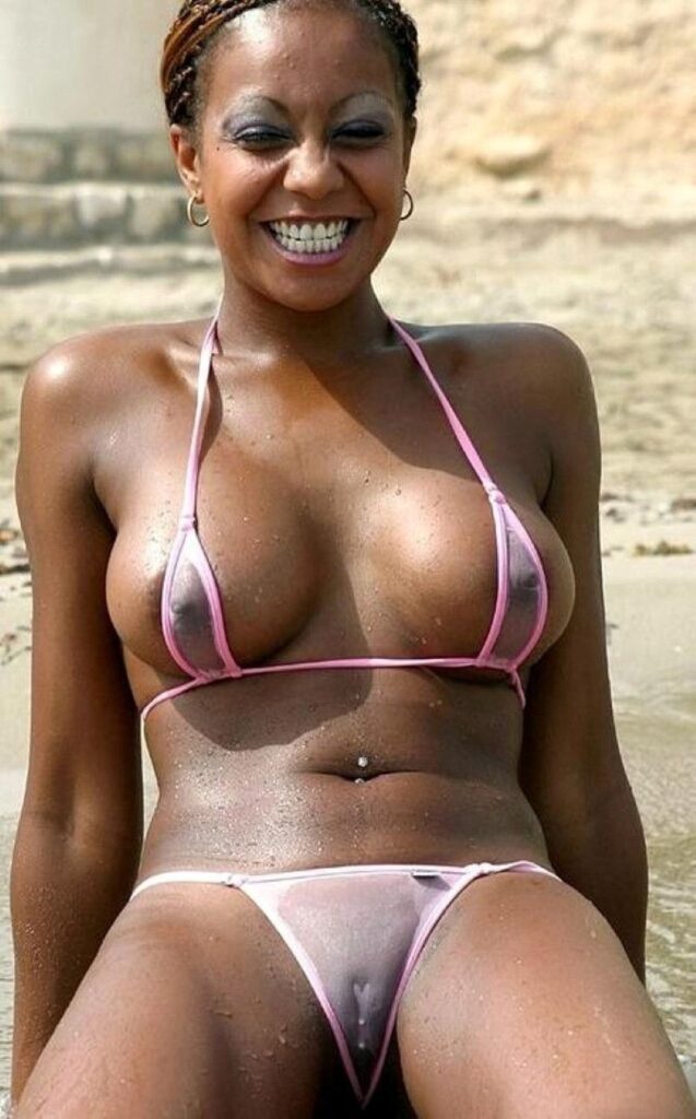 Fotos XXX de chicas en la playa usando bikinis diminutos