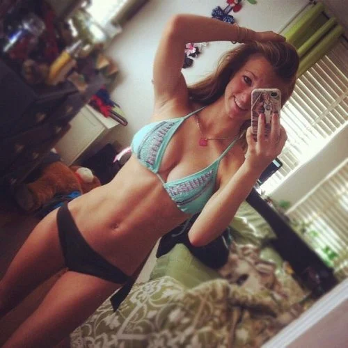 chica en bikini se toma una selfie caliente