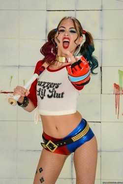 Riley Reid la chica cosplay, muestra su cuerpo increíble
