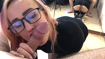 Mamada de estudiante con gafas, semen en la cara (18 años)